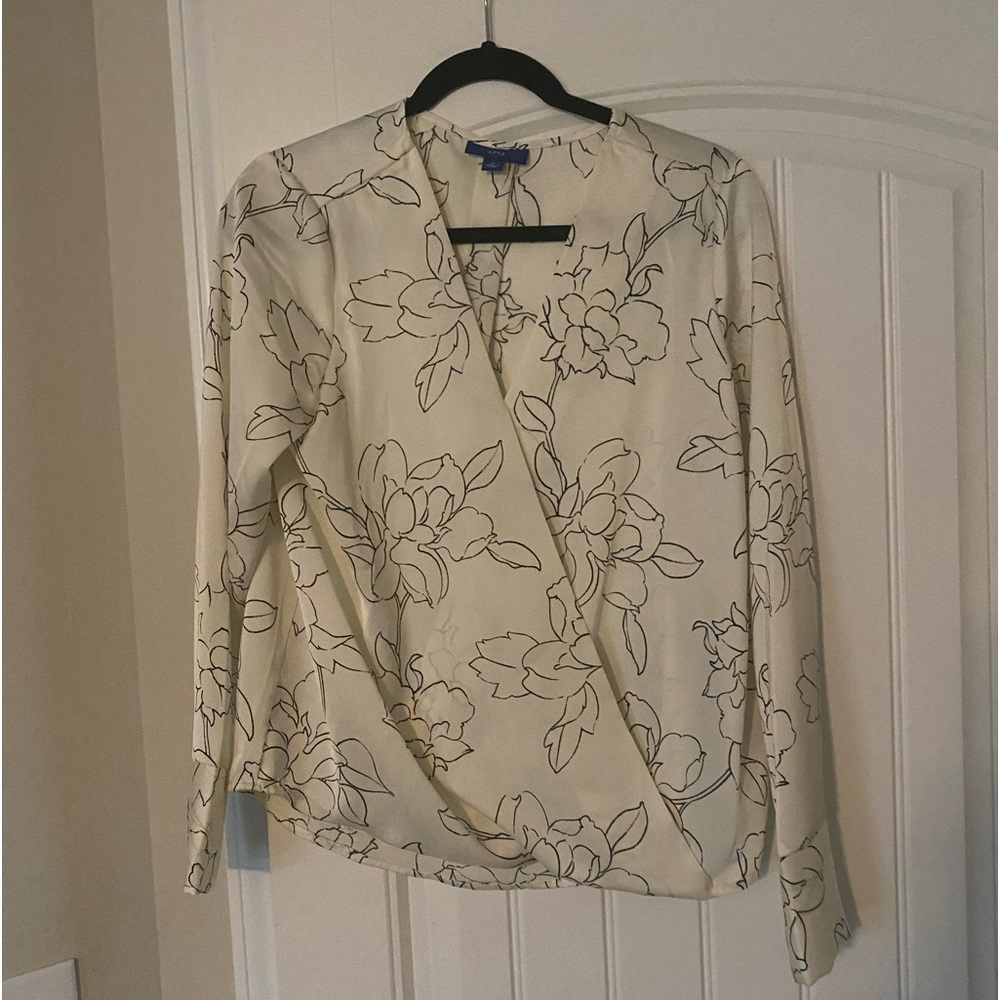 Beautiful Apt 9 floral blouse! - Picture 1 of 3